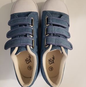 Women casual denim shoes, size 8.5, never worn.